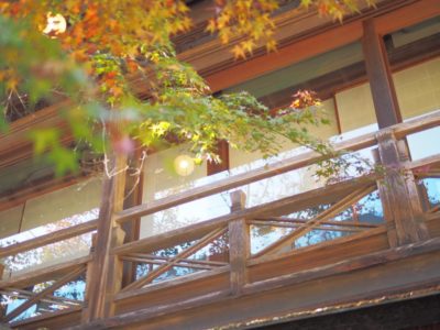 宮島の宿「岩惣」本館２階の窓
