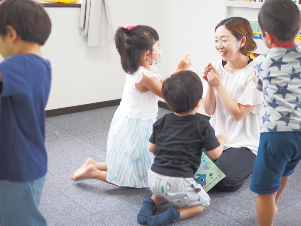 生徒に囲まれるさおりさん
