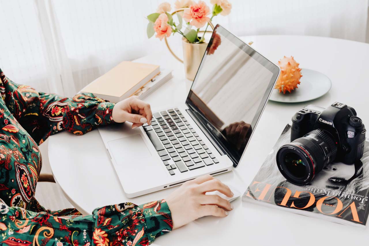 kaboompics_Canon 6d DSLR camera & MacBook laptop on desk