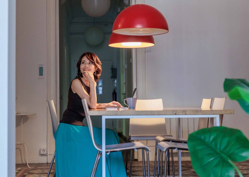 PCを片手に想像する溝端マリ