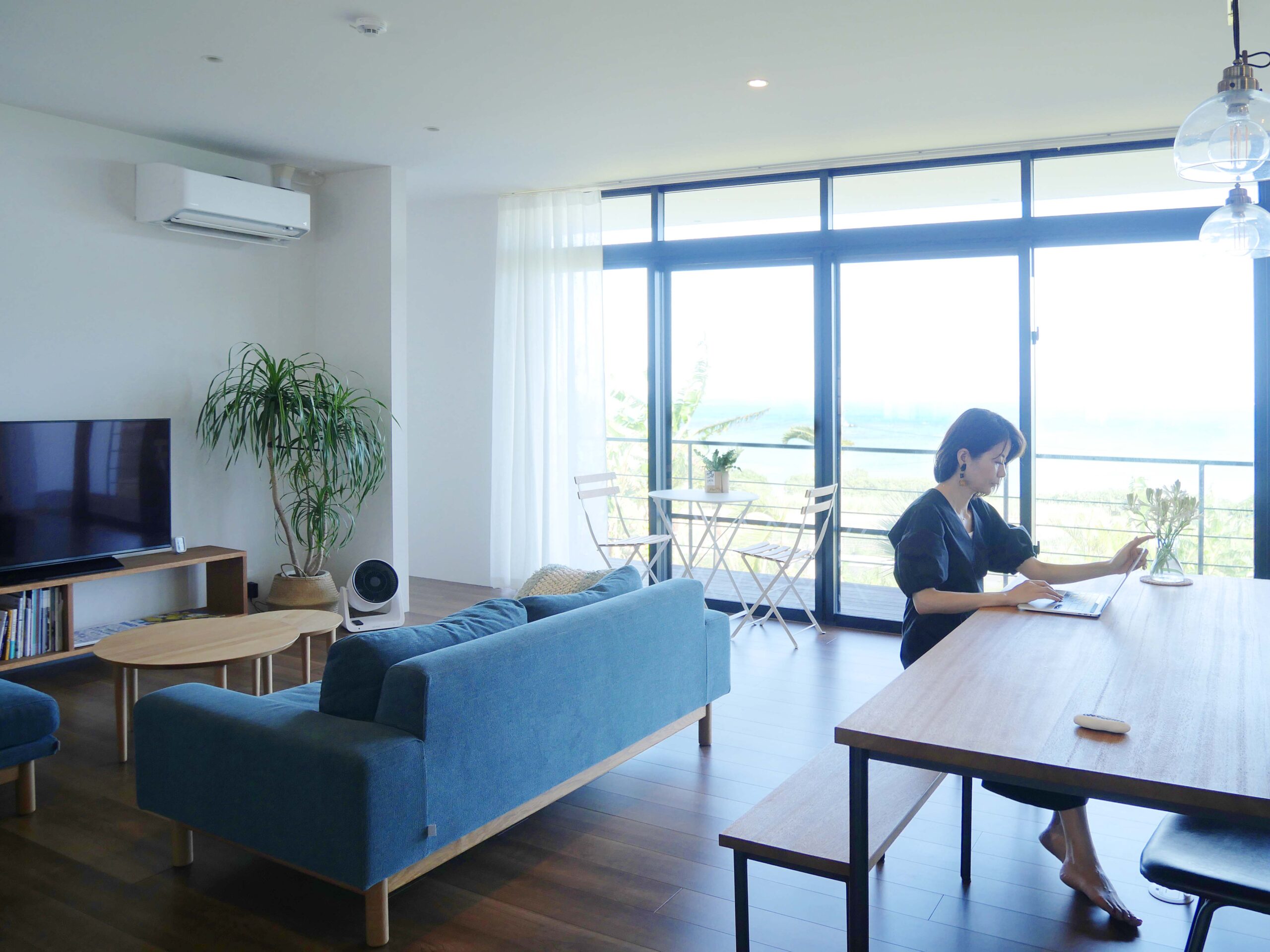 PC向かって考える人