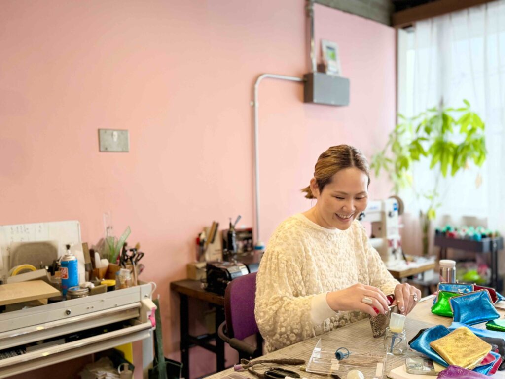 アトリエで制作する片山美智代さん
