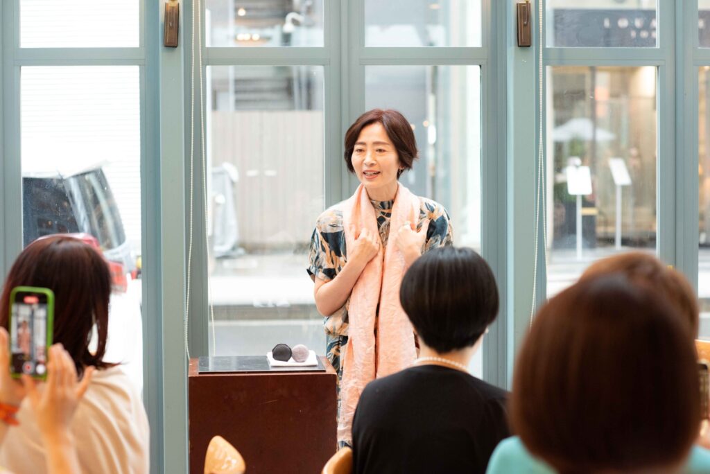 人前でトークする国末けいこさん