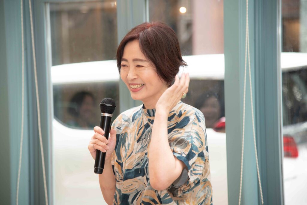 人前でトークする国末けいこさん