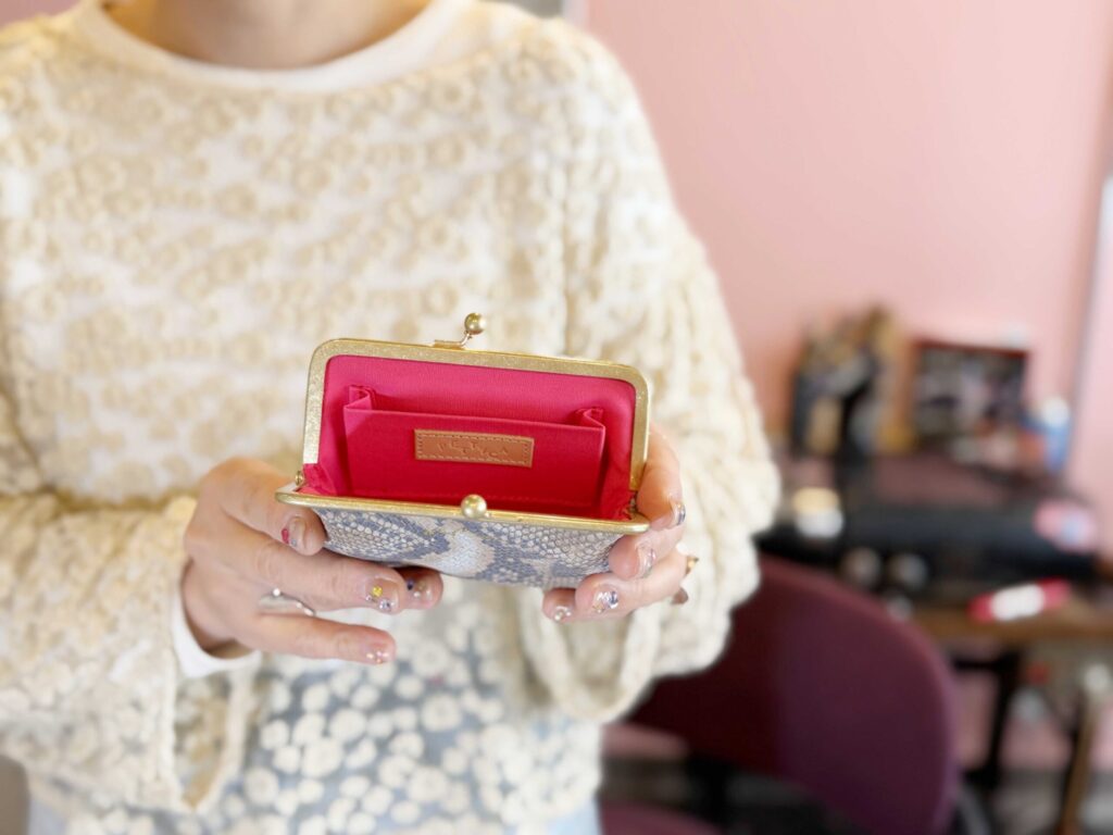 制作途中の財布を見せる片山美智代さん