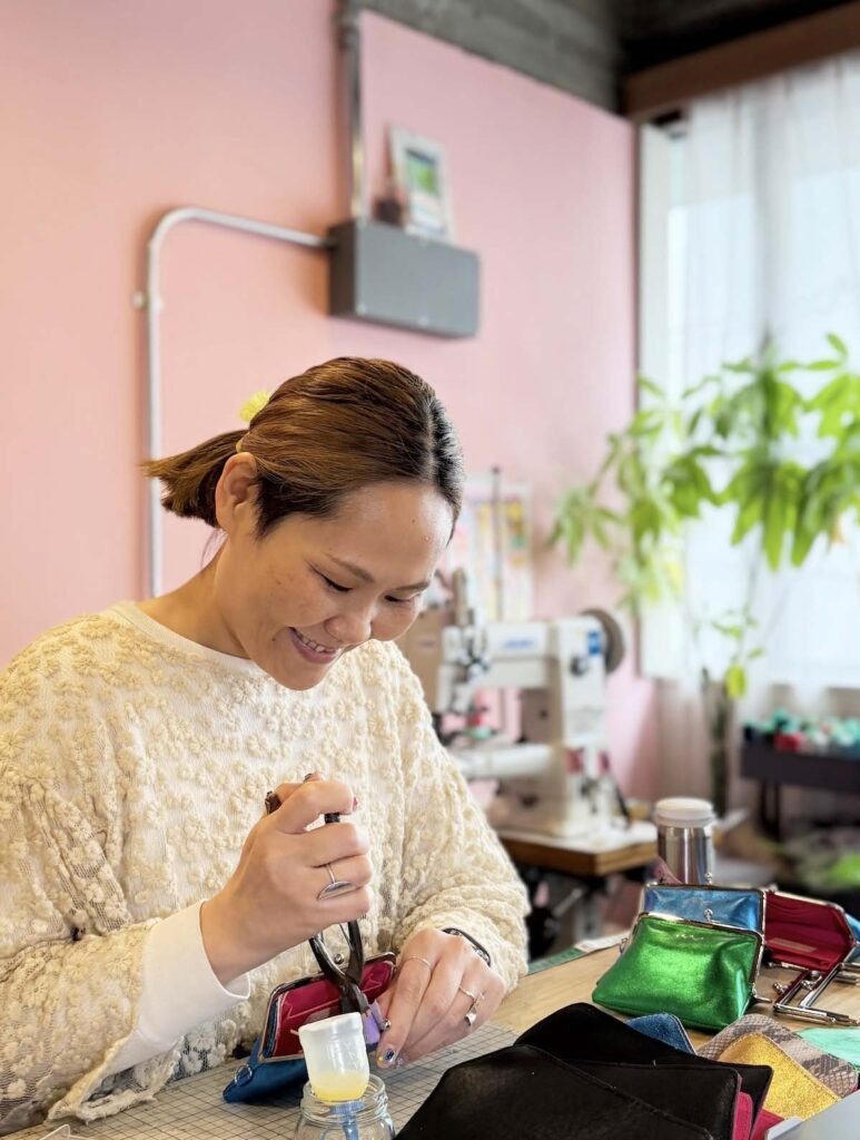 アトリエで制作する片山美智代さん