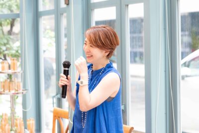 マイクを持つ上田香織さん