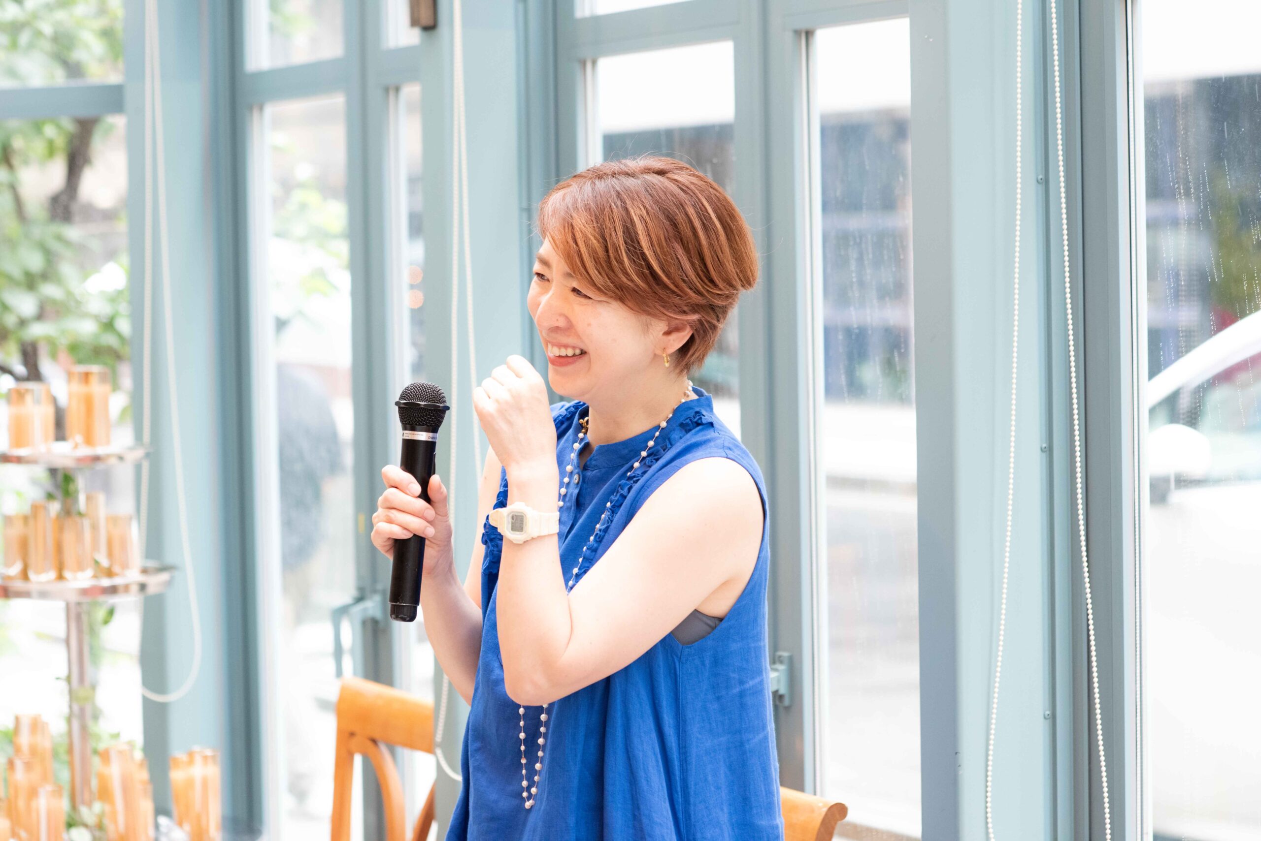 マイクを持つ上田香織さん