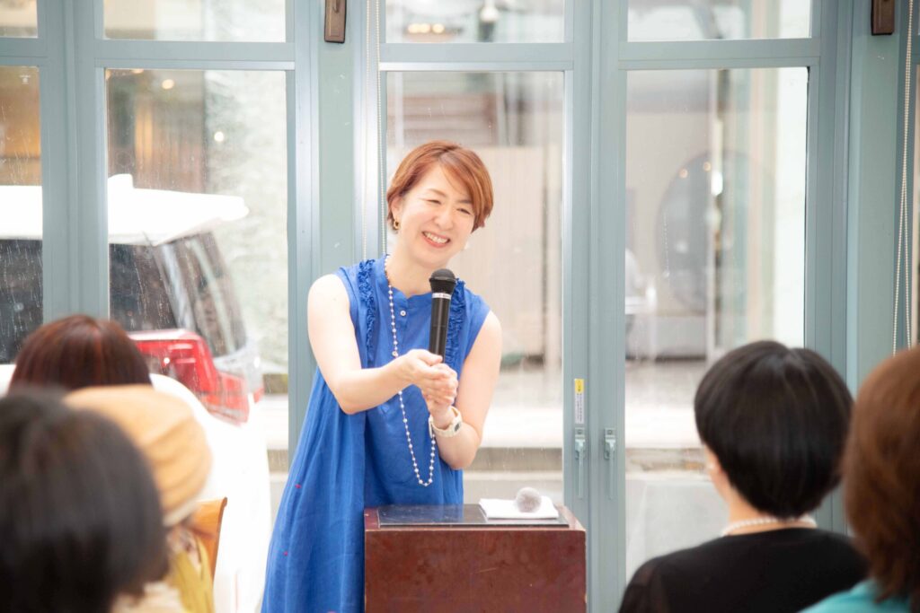 マイクを持つ上田香織さん