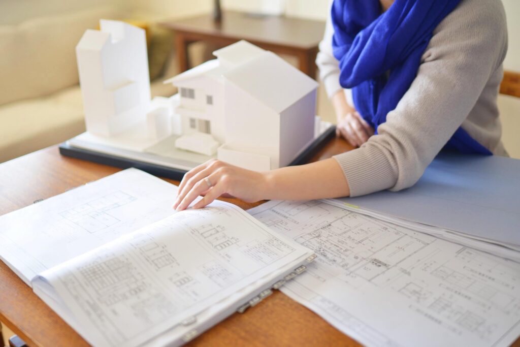 図面を広げる田頭聡子さん