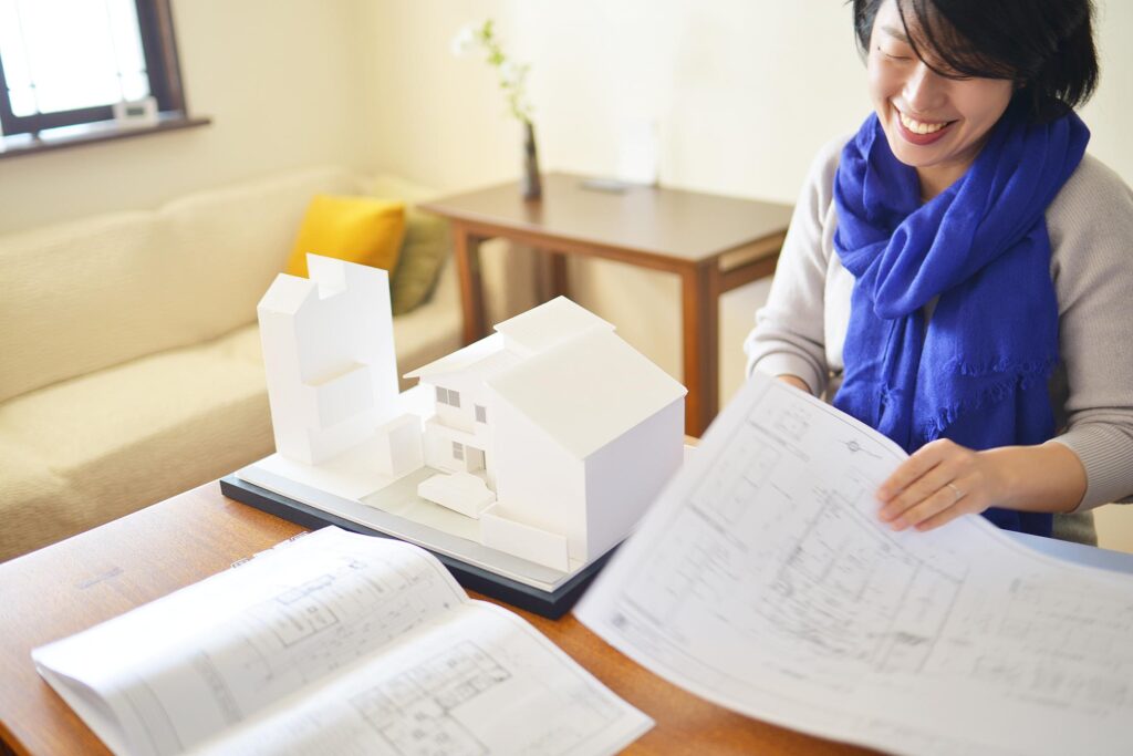 図面を広げる田頭聡子さん