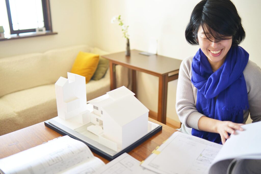 図面を広げる田頭聡子さん