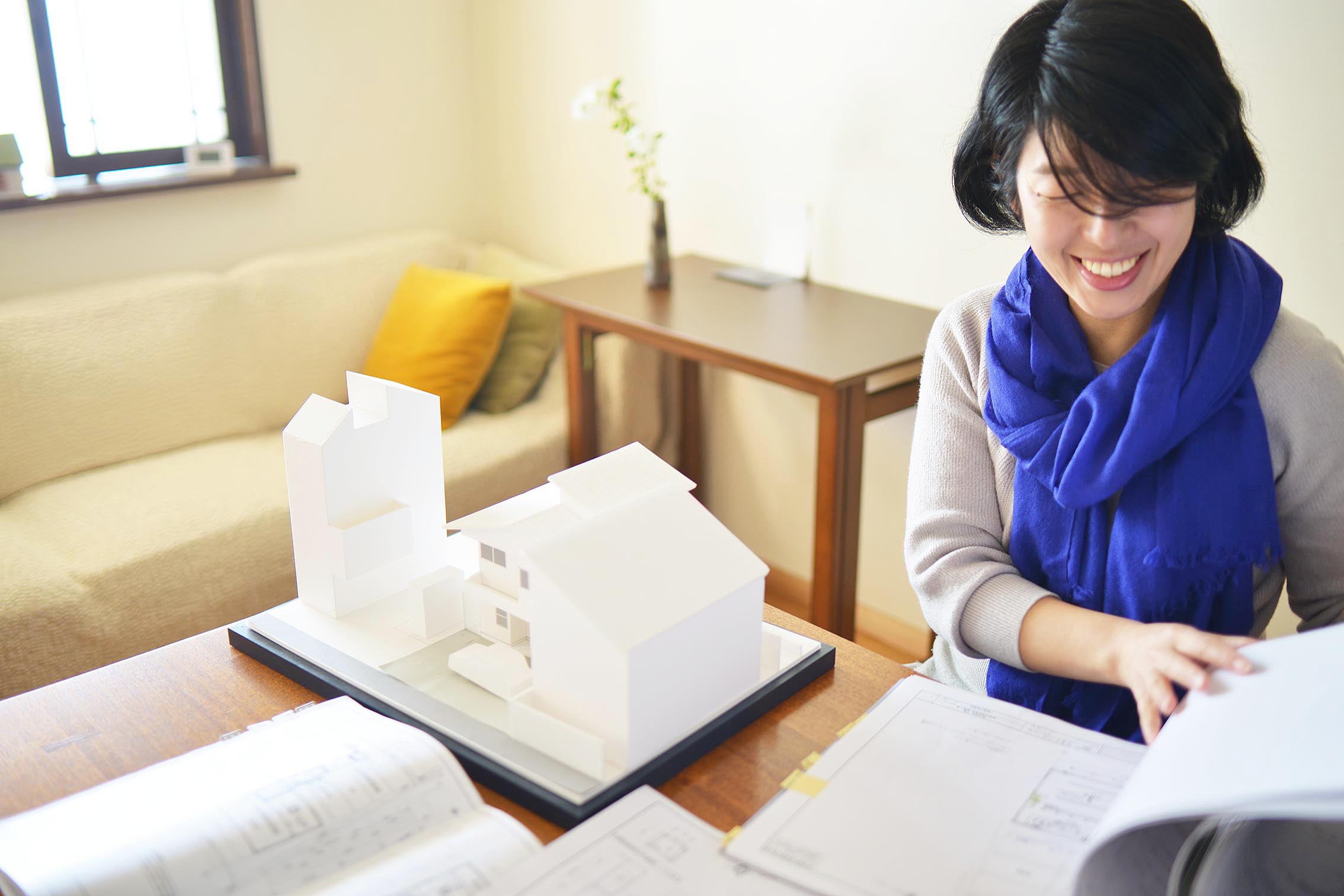 図面を広げる田頭聡子さん