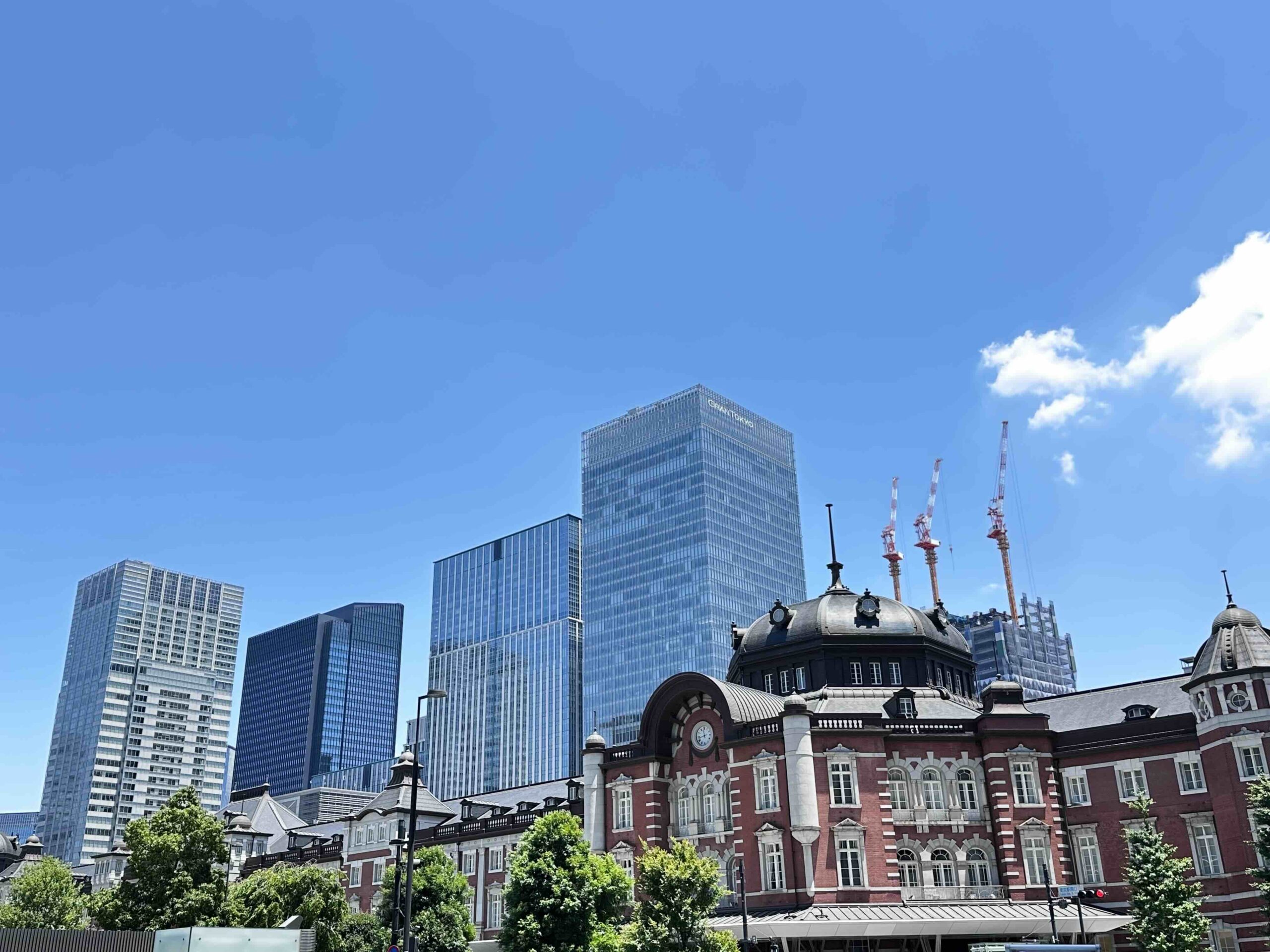 東京駅と快晴の空